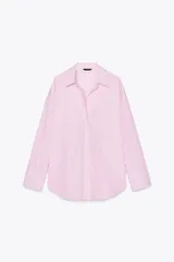 Camisa de popelín a rayas verticales rosas y blancas con hilo metalizado, de corte recto, cuello solapa, escote pico y manga larga.
