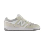 Championes New Balance BB 480 de cuero color crema con detalles en gris y blanco. Inspirados en los diseños de baloncesto de los años 80, con plantilla Ortholite acolchada y cuello acolchado para mayor comodidad.