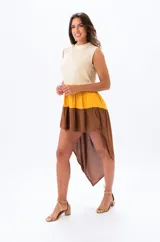 Vestido corto irregular con corte asimétrico, color marrón con detalles en amarillo y beige.