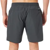 Short de baño negro con cintura elástica ajustable con cordón, largo a la rodilla y detalle de una línea vertical blanca en el lateral.