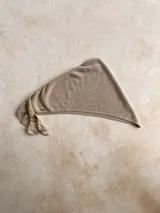 Bandana color cereza, de corte triangular y textura tejida.