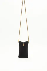 Bolso tipo cartera pequeña confeccionado en terciopelo color negro con diseño bordado de tulipanes dorados. Tiene acceso superior con cierre y tirante en hilo metalizado, más cordón largo que permite colgarlo al cuerpo.