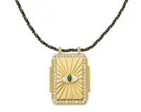 Collar dorado con dijes rectangulares con diseños esmaltados de sol, cactus y planeta, y dije de corazón con strass.