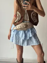 Minifalda celeste con volados y textura arrugada.