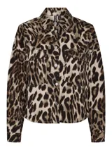 Camisa animal print con estampado de leopardo en tonos marrones y beige. Tiene cuello camisero, mangas largas con puños abotonados, cierre frontal con botones y dos bolsillos de parche en el pecho.