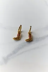 Aros dorados de acero quirúrgico hipoalergénico con dije colgante en forma de bota texana con detalles calados.