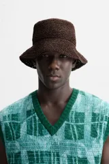 Sombrero tipo bucket tejido a crochet color marrón oscuro.