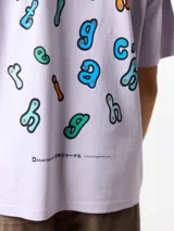 Camiseta blanca de algodón orgánico con corte oversize, estampado de un mosquetón azul y texto en el lateral superior izquierdo y estampado en la espalda.