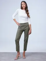 Pantalón en gabardina elastizada de color negro, con pretina ancha y bolsillos simulados en la parte delantera.