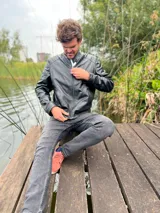 Campera de cuero ovino italiano negra, corte clásico con cierre frontal y bolsillos laterales.