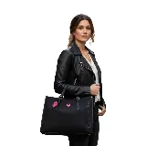 Cartera mediana tipo shopper color marrón, con doble asa de hombro y cierre superior. Incluye un dije colgante con forma de labios y logo de la marca en color fucsia.