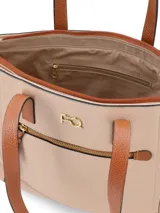 Cartera shopper de cuero vacuno color negro con detalles en marrón. Tiene logo metálico de la marca, doble asa de hombro y bolsillo frontal con cierre.