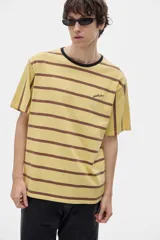 Remera de algodón a rayas horizontales en color rosa y azul marino, con cuello redondo en color bordó y detalle bordado en el frente. Corte recto y mangas cortas.