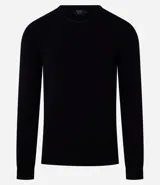 Suéter de punto color borgoña, con cuello redondo, sisas ligeramente desplazadas y bajo y puños acanalados.