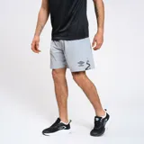 Bermuda de entrenamiento color negro con bolsillos, ideal para hacer deporte.
