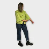 Saco de hilo tejido color negro, con mangas amplias tres cuartos y cuello alto, presenta un diseño abotonado.