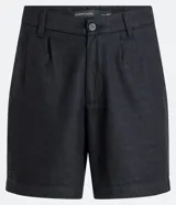 Bermuda de sarga negra, corte slim, con cintura de sastrería, cierre de botón y cremallera, pliegues delanteros y bolsillos.