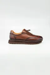 Zapatillas urbanas de cuero marrón con cordones y suela de goma.