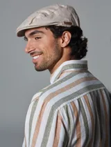 Gorra tipo newsboy color beige confeccionada en lino.