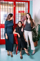 Sandalias tipo cangrejeras plateadas y celestes, con rejilla en la punta y tira al tobillo. Fabricadas en España.