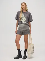 Short tejido a rombos con degradé de azul a bordó, pretina elástica combinada y logo bordado.