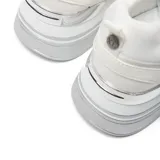 Zapatillas urbanas blancas con detalles plateados en el talón y la suela. Cierre con cordones blancos.