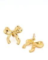 Par de aros tipo stud dorados con forma de lazo.
