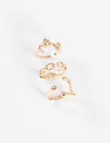Set de tres anillos dorados con diferentes diseños: uno con forma irregular, otro con eslabones y otro con forma de onda.