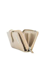 Billetera larga color camel con presilla y broche a presión. Interior con visor, tarjeteros y bolsillos. Compartimento posterior con cierre metálico, incluye bolsillos y monedero con cierre.