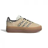 Zapatillas Adidas Gazelle Bold para mujer. Capellada de gamuza color beige con estampado animal print en las tres tiras laterales y en el talón. Plataforma de goma color caramelo.