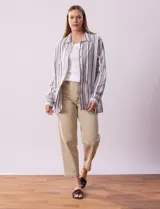 Sobrecamisa de lino y rayón a rayas verticales en tonos grises y blancos, con cuello camisero, cierre frontal con botones, mangas largas y bolsillos de parche en el delantero.
