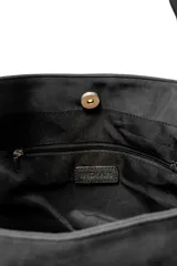 Bolso tipo shopper color negro con apliques de tachas plateadas en los bordes y las asas.