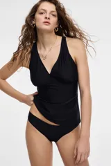 Tankini negro con top de breteles anchos y escote en V, y bombacha clásica.