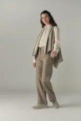 Chaleco marrón con solapas color crema y terminación en crochet.