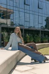 Pantalón de jean con combinación en lino, de estilo ancho.