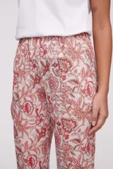 Pantalón con estampado de hojas en tonos beige y marrón, de corte recto y cintura elástica.