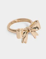 Anillo dorado con forma de moño.