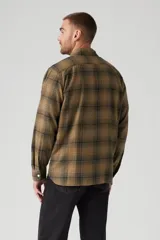 Camisa de hombre a cuadros color marrón y negro, de corte clásico, con cuello camisero, cierre frontal con botones, mangas largas con puños abotonados y dos bolsillos con solapa abotonada en el pecho.