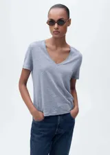 Camiseta celeste de lino con cuello en V y mangas cortas.