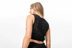 Top corto marrón de hilo con tejido calado y cuello alto.