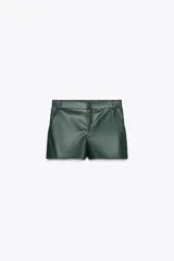Shorts de tiro alto color borgoña, con bolsillos delanteros y cierre frontal con cremallera y ganchos metálicos.