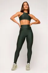 Calza larga deportiva color verde oscuro, de poliamida opaca, con cintura alta anatómica y detalle texturizado en la cintura.