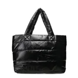 Bolso tipo tote bag negro con diseño acolchado y pespuntes horizontales. Tiene doble asa de hombro y estampa con el logo de la marca en la parte inferior.