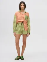 Short boxy de viscosa con estampado de flores, pretina combinada y cordón ajustable. Diseñado en Uruguay.