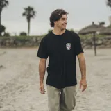 Remera negra de manga corta, con estampado de calavera y logo de la marca en el pecho. Confeccionada en 80% algodón y 20% poliéster, de corte regular. Pertenece a la cápsula Heritage de Maui and Sons.