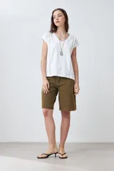 Remera color durazno con escote en V y detalle de vainillas en los hombros.