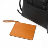 Cartera negra con doble asa corta y correa larga extraíble. Tiene bolsillo externo con cierre color marrón.