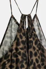 Mono largo con estampado de leopardo, cuello halter ajustable con tiras finas y bajo tipo globo con puño elástico.