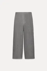 Pantalón de tiro alto color beige, con cintura elástica y pierna recta.