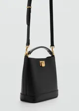 Bolso tipo bucket negro de cuero sintético con asa corta y cierre metálico dorado.
